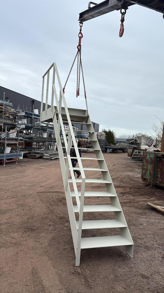NIEUWE stalen bordestrap steektrap wenteltrap trap trappen, Doe-het-zelf en Verbouw, Ladders en Trappen, Zo goed als nieuw, 2 tot 4 meter