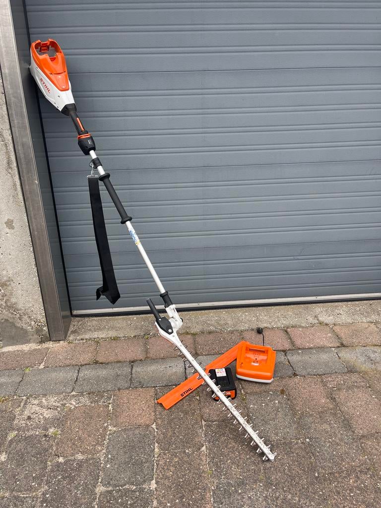 Stihl heggenschaar (hla 135k) met accu en lader, Ophalen, Zo goed als nieuw, Accu