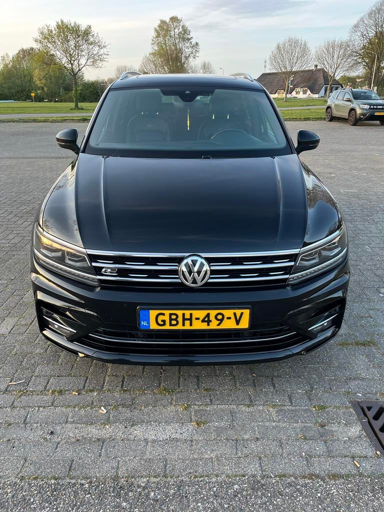 Volkswagen Tiguan 2.0 TDI 240pk 4Motion DSG 2017 Zwart, Auto's, Automaat, 4 cilinders, 2500 kg, Zwart