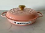 Le creuset 26 cm campagnard, kleur Pêche, nieuw, Gietijzer, Nieuw, Ophalen of Verzenden, Keramische plaat