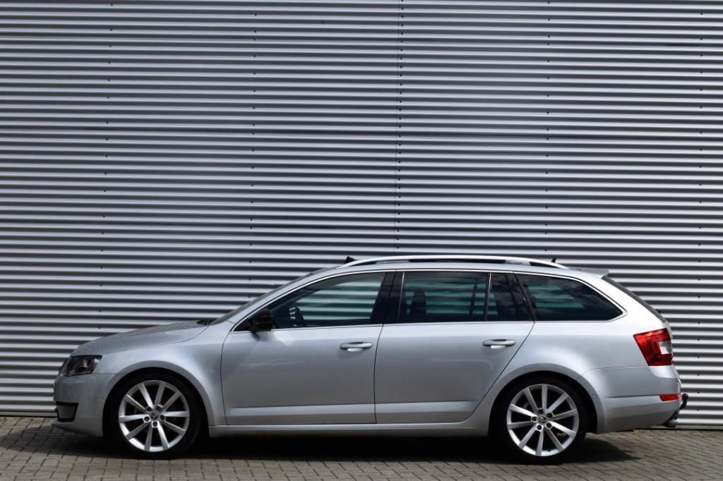 Skoda OCTAVIA COMBI 1.4 TSI AUT7 ELEGANCE BNS LINE / P.DAK /, Euro 5, Gebruikt, 4 cilinders, USB
