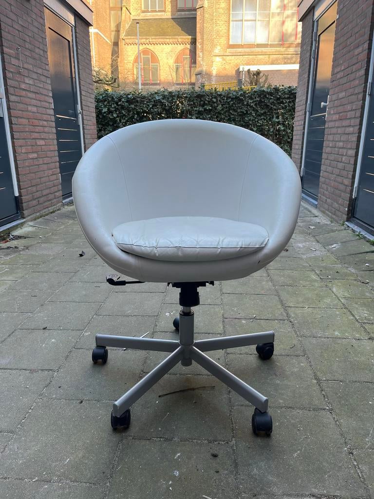 Witte bureaustoel met wielen - Comfortabel en stijlvol, Huis en Inrichting, Bureaustoelen, Ophalen, Gebruikt, Wit, Bureaustoel