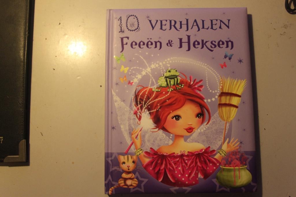 804c - boek - 10 verhalen - feeen & heksen, Ophalen of Verzenden, Gelezen
