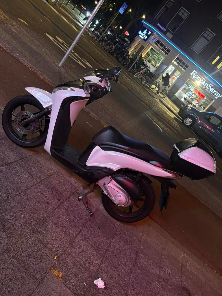 Honda sh150, Fietsen en Brommers, Scooters | SYM, Zo goed als nieuw, Overige modellen, Benzine, Ophalen
