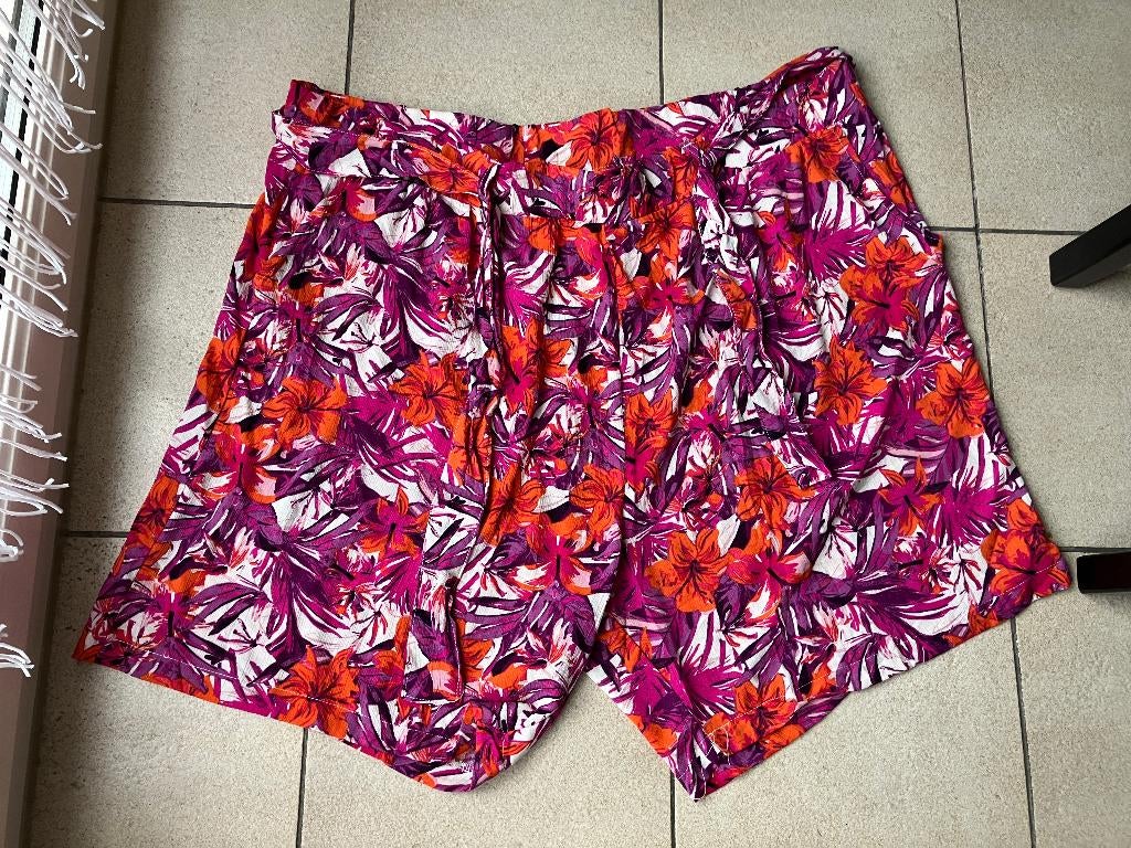 Gebloemde korte short ( met elastiek ) Maat 54, Ophalen of Verzenden, Nieuw, Broek of Spijkerbroek