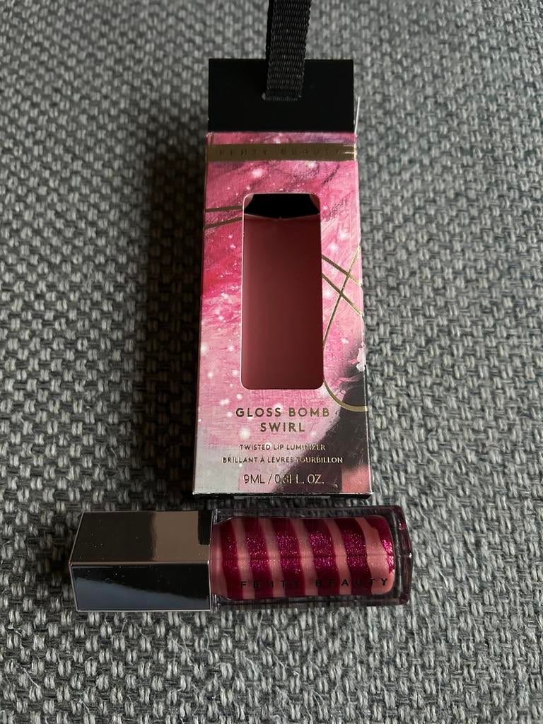 Fenty Beauty Gloss Bomb Swirl Twisted Lip Luminizer- Nieuw!, Nieuw, Ophalen of Verzenden, Make-up, Overige kleuren