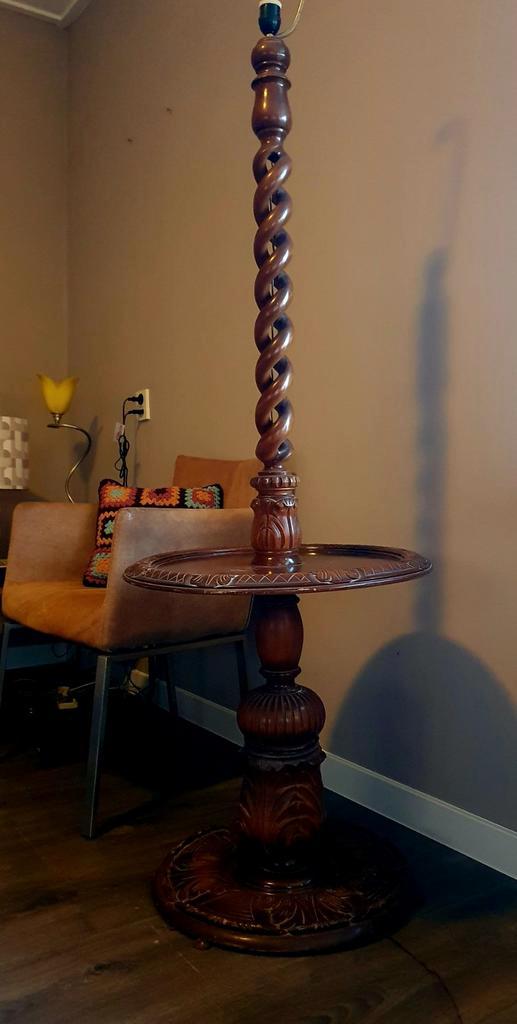 Antieke houten staande lamp met gedraaide voet, Huis en Inrichting, Lampen | Vloerlampen, Gebruikt, 150 tot 200 cm, Ophalen