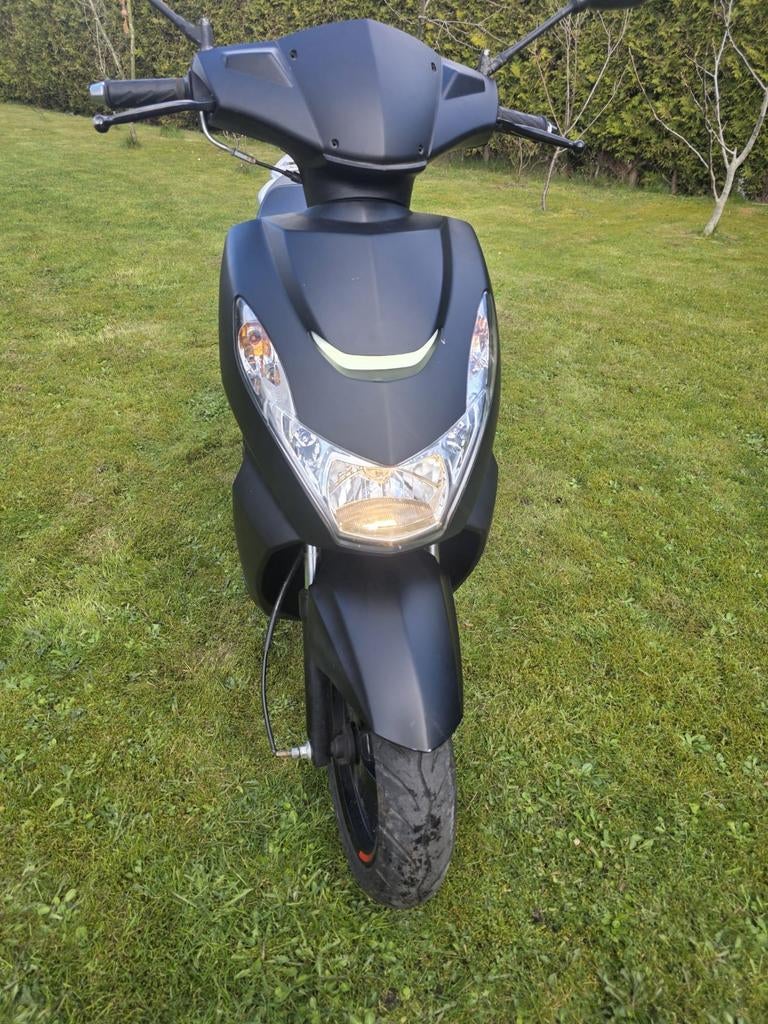 Peugeot Kisbee Black Edition Snorscooter - 6400km, Fietsen en Brommers, Snorfietsen en Snorscooters, Ophalen, Zo goed als nieuw