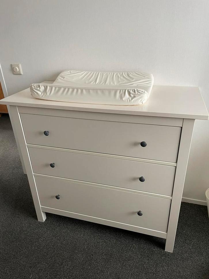 Witte IKEA Hemnes kast/commode met 3 lades en aankleedkussen, Kinderen en Baby's, Kinderkamer | Commodes en Kasten, Zo goed als nieuw