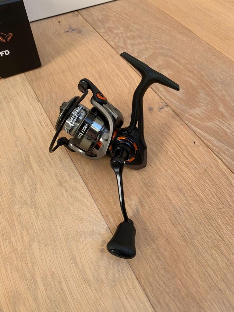 Nieuwe Savage Gear SG6 2500H molens, 9 lagers & alu spoel, Savage gear, Nieuw, Ophalen of Verzenden, Savage gear