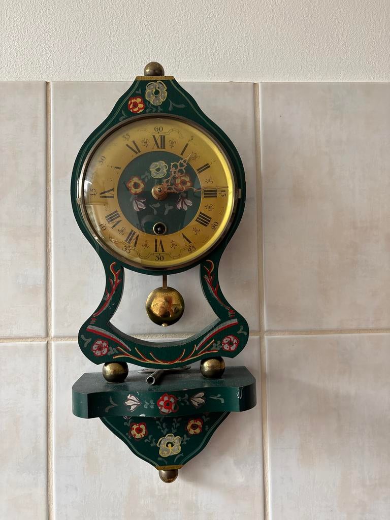 Antieke Wandklok met Bloemmotief en Slinger, Antiek en Kunst, Ophalen