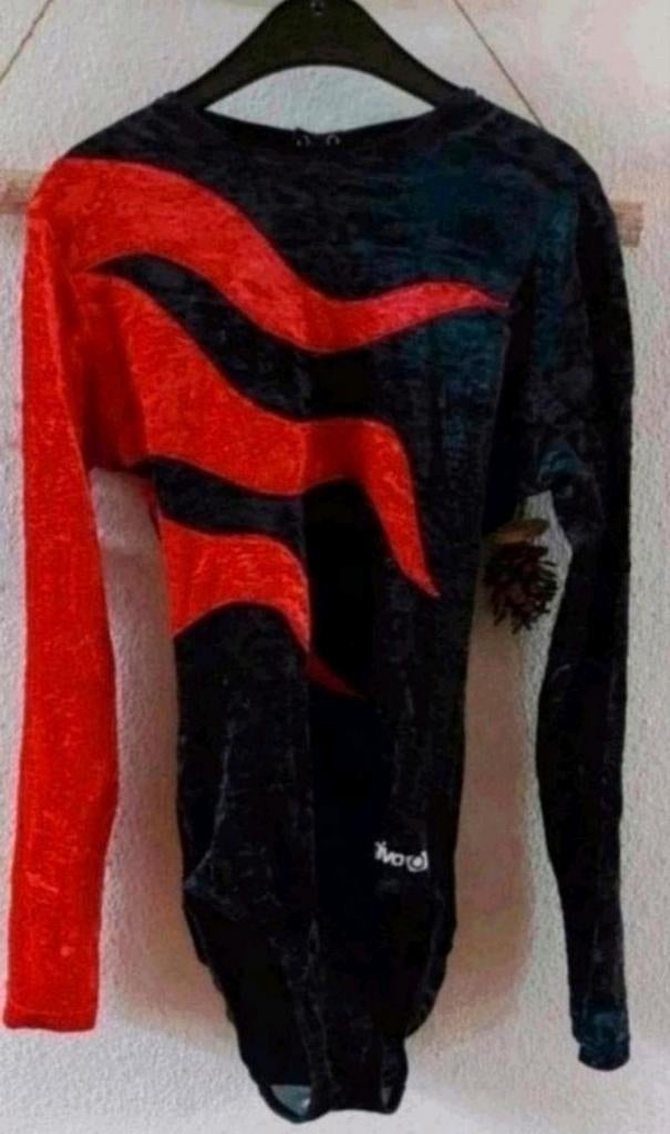 Turnpakje zwart rood maat M, Ophalen of Verzenden, Zo goed als nieuw