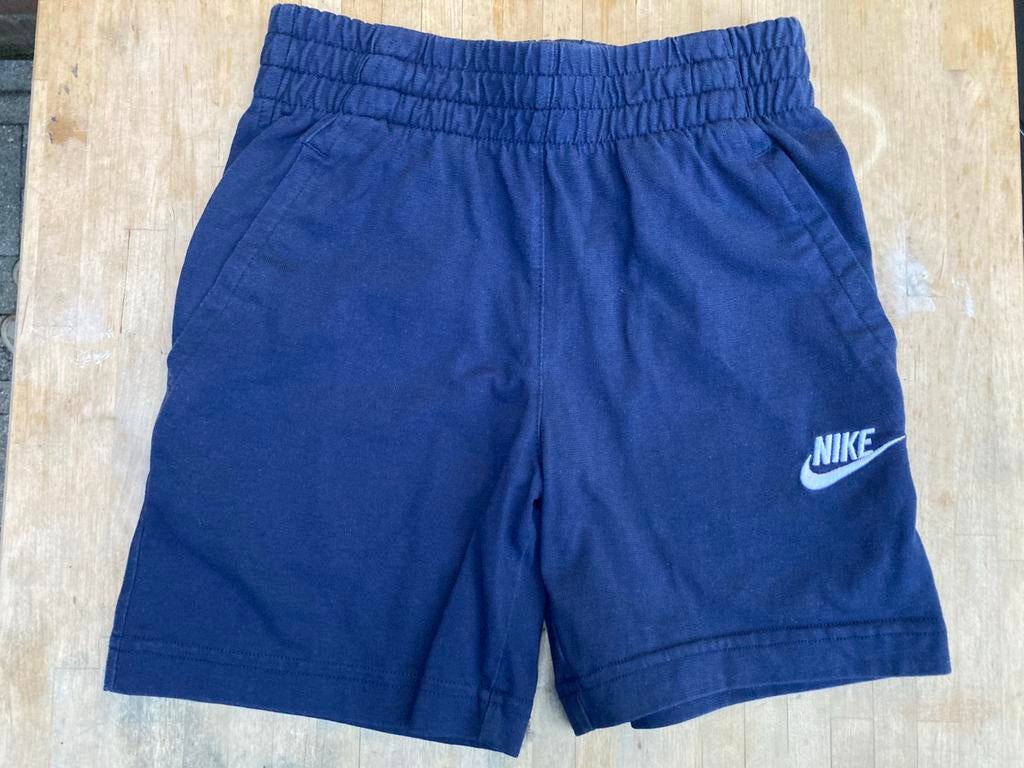 Nike korte broek maat 128, Kinderen en Baby's, Kinderkleding | Maat 128, Ophalen, Zo goed als nieuw, Jongen, Broek