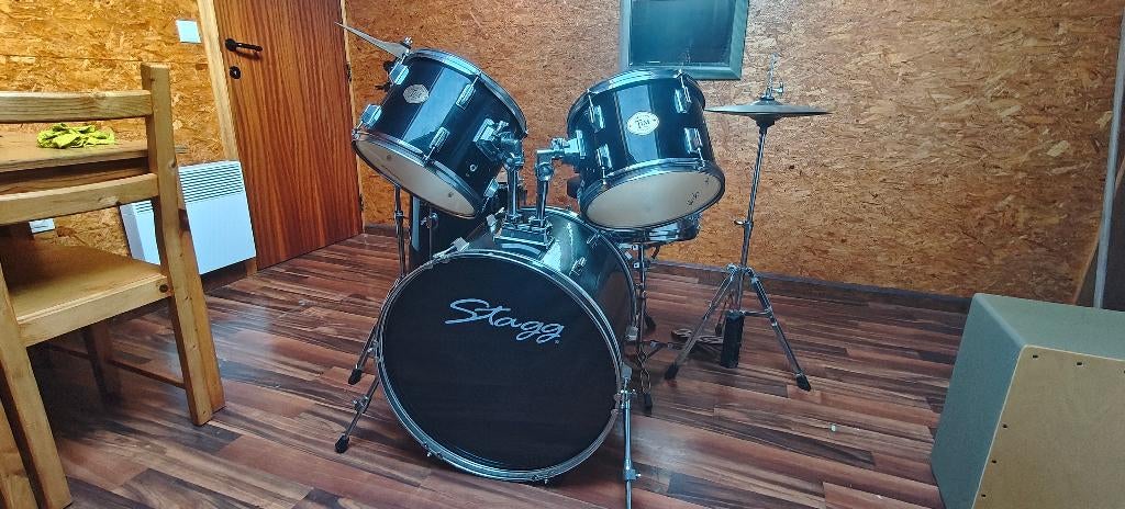 Drumstel Stagg 5-delig + snare + bekkens + kruk + pedalen, Ophalen, Gebruikt
