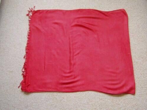 Rode Sjaal 70x155 cm, Kleding | Dames, Mutsen, Sjaals en Handschoenen, Ophalen of Verzenden, Zo goed als nieuw, Maat 46/48 (XL) of groter