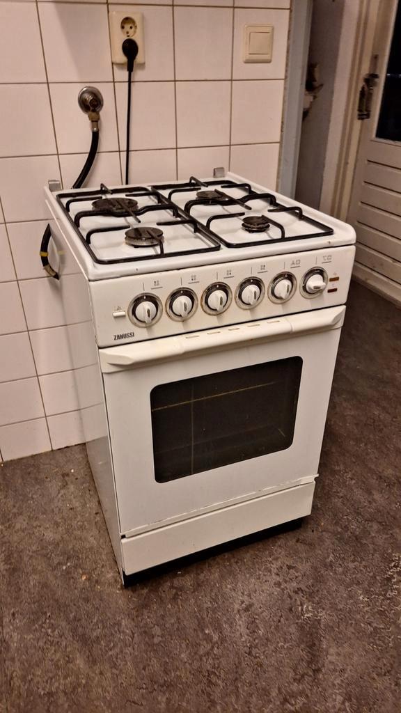 Gratis oven + fornuis. Let op op de beschrijving!, Witgoed en Apparatuur, Fornuizen, Vrijstaand, Gas, 4 kookzones, Ophalen