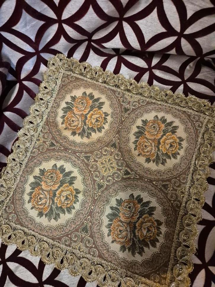 Vintage Tafelkleedje met Rozenmotief en Gouden Rand, Huis en Inrichting, Tafelkleden, Gebruikt, Rechthoek, Binnen, Ophalen of Verzenden