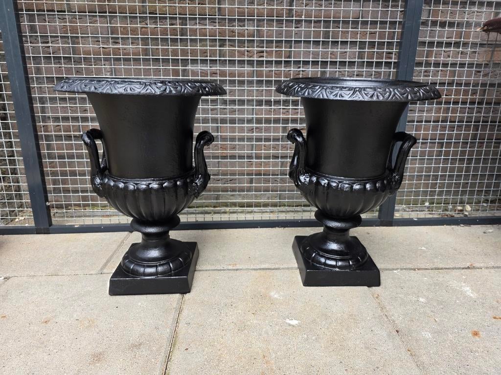 2x Klassieke gietijzeren tuinvazen, Ophalen of Verzenden