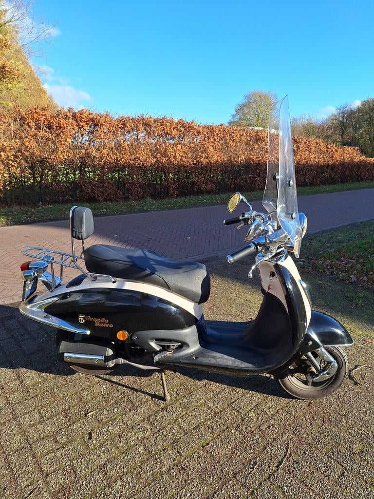 Nette  zwarte BTC  Grande Retro scooter, geel kenteken, Fietsen en Brommers, Scooters | Overige merken, Gebruikt, Maximaal 45 km/u
