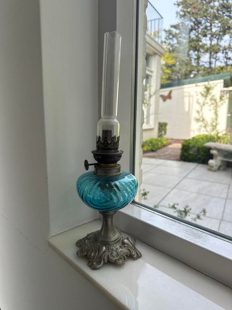 Antieke werkende olielamp met prachtige blauwe glazen voet, Ophalen of Verzenden