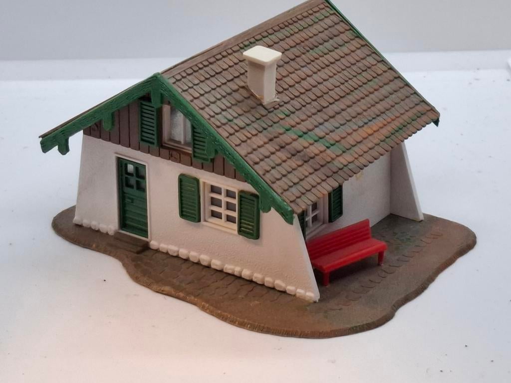 Berg huisje in ho  met rood bankje, Gebruikt, Gelijkstroom of Wisselstroom, Brug, Tunnel of Gebouw, Ophalen of Verzenden
