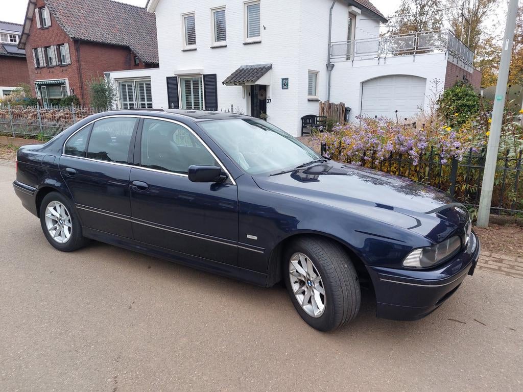 BMW 5-Serie 520i AUT 2003 Blauw 1ste eigenaar 91k, Auto's, Achterwielaandrijving, Zwart, Blauw, Sedan