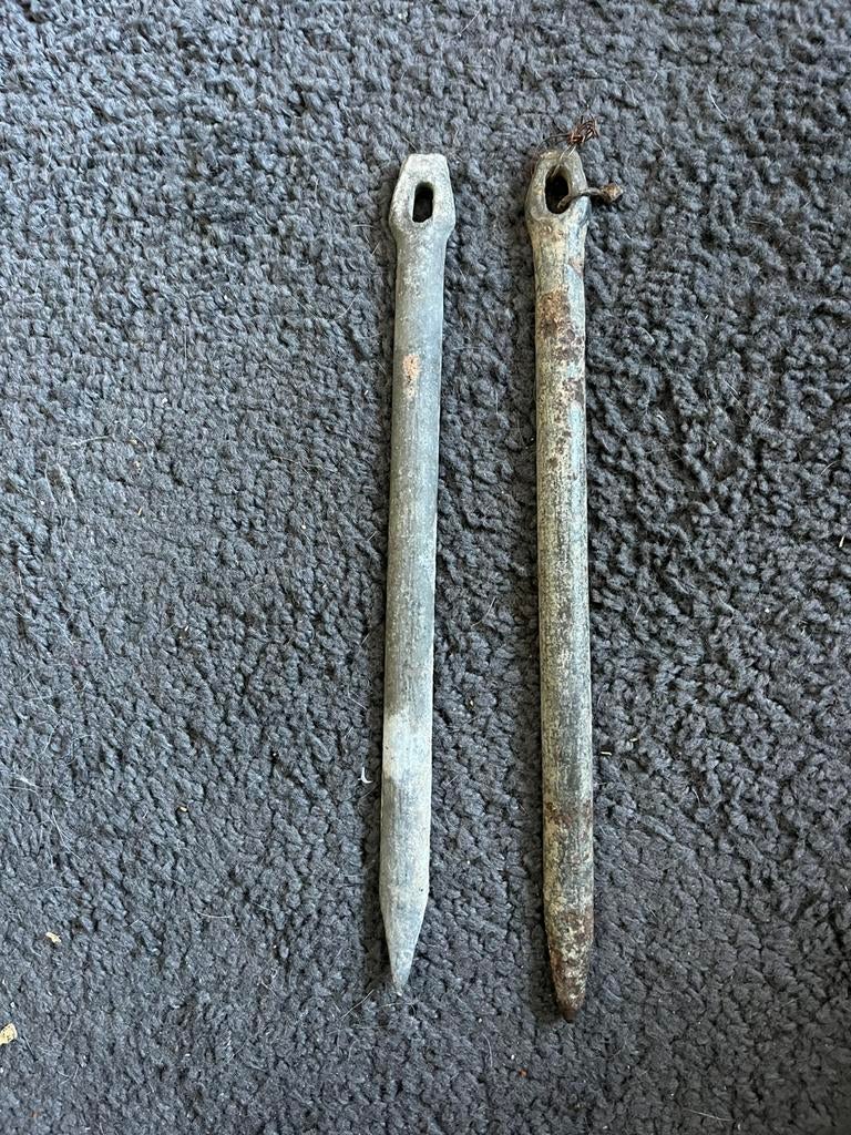 Twee duitse tent haringen ww2 1 metaal en 1 van aluminium, Verzamelen, Militaria | Tweede Wereldoorlog, Ophalen of Verzenden, Duitsland