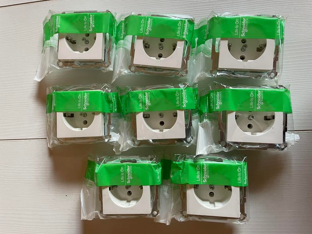 Merten System M inbouw stopcontact randaarde, Doe-het-zelf en Verbouw, Ophalen of Verzenden, Nieuw, Stopcontact