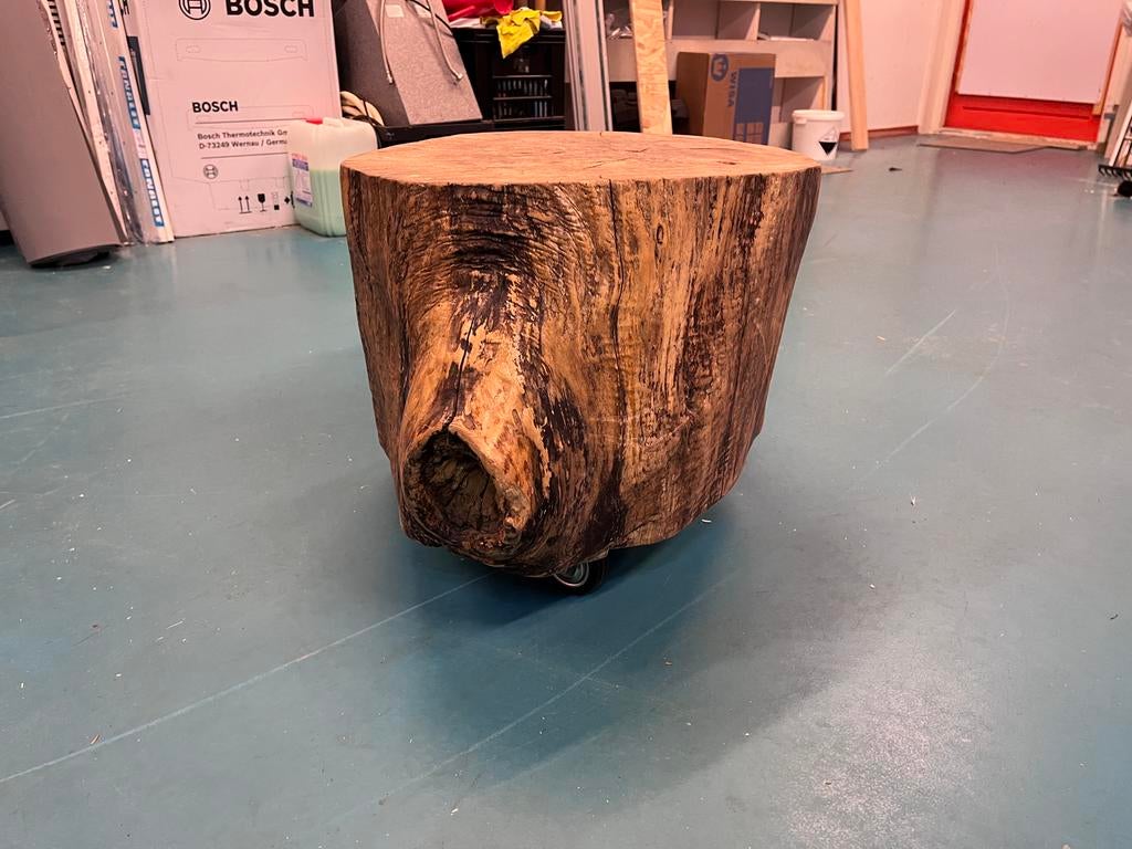 Boomstam bijzettafel op wieltjes, Huis en Inrichting, Tafels | Bijzettafels, Ophalen, Minder dan 45 cm, Minder dan 55 cm, Gebruikt