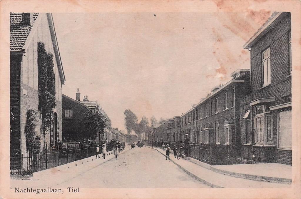 Tiel - Nachtegaallaan met mensen (gel. 1944), Ophalen of Verzenden, 1940 tot 1960, Gelopen, Gelderland