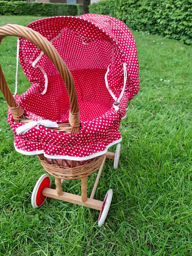 Vintage rotan poppenwagen met rode stippenkap, Kinderen en Baby's, Speelgoed | Poppen, Ophalen, Gebruikt, Overige typen