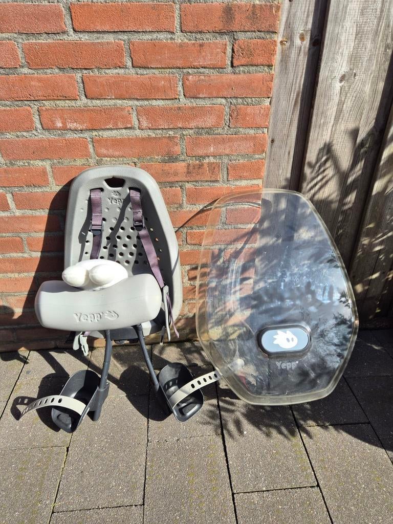 Yepp voorzitje met windscherm en Nijntje slaaprol, Fietsen en Brommers, Fietsaccessoires | Fietsstoeltjes, Ophalen, Gebruikt, Voetsteuntjes
