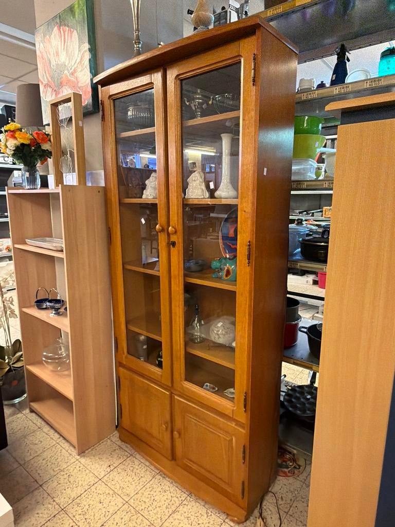Houten vitrinekast met glazen deuren, Huis en Inrichting, Ophalen, Gebruikt, Info@kringloopdebilt.nl, Voorheuvel