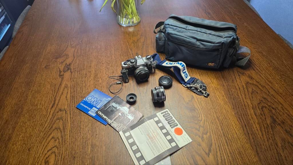 Olympus OM10 met Zuiko 50mm f/1.8, extra lens & accessoires, Audio, Tv en Foto, Fotocamera's Analoog, Ophalen, Gebruikt, Spiegelreflex