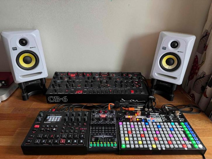 KRK Rockit 4 wit (2x) incl. ISO Acoustics standaards, Muziek en Instrumenten, Versterkers | Keyboard, Monitor en PA, Gebruikt