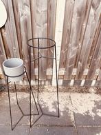 Set van 2 staande bloempotten met metalen standaards, Tuin en Terras, Bloempotten, Gebruikt, Rond, Binnen, Metaal