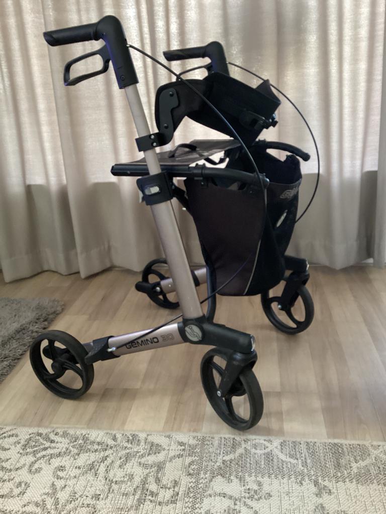 Nette lichtgewicht Gemino 30 met rugsteun, Diversen, Rollators, Ophalen, Opvouwbaar