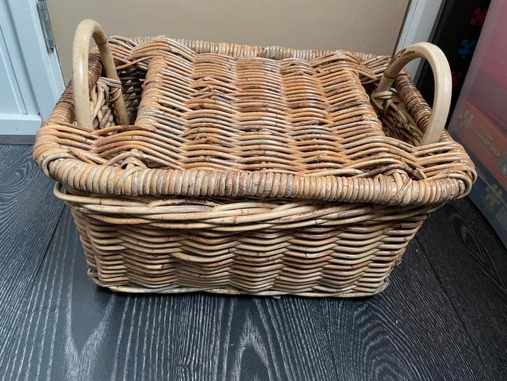 Rieten mand met los deksel - Mooie decoratie, Huis en Inrichting, Woonaccessoires | Schalen en Manden, Gebruikt, Mand, Rechthoekig