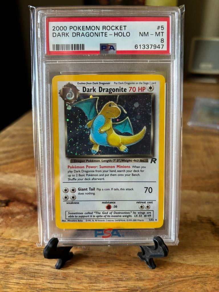 Dark Dragonite 5/82 PSA8, Hobby en Vrije tijd, Verzamelkaartspellen | Pokémon, Ophalen of Verzenden, Zo goed als nieuw
