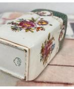 Vintage Porseleinen vaasje Vaas - Signed Prov SXE bloemen, Gebruikt, Wit, Aardewerk of Porselein, Ophalen of Verzenden