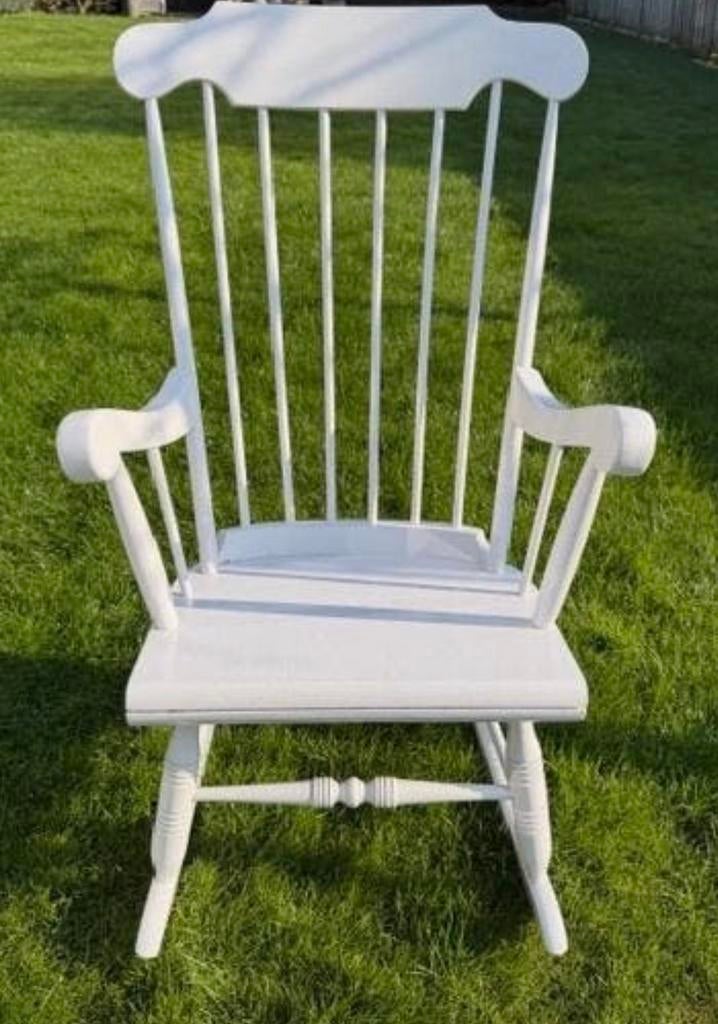 Mooie witte houten schommelstoel met blauw kussen, Huis en Inrichting, Stoelen, Wit, Ophalen of Verzenden, Zo goed als nieuw, Eén