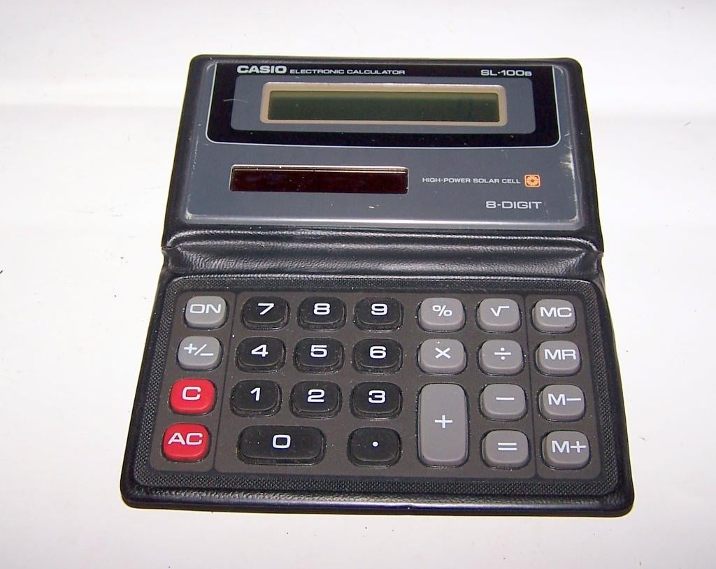 Casio SL-100B. Vintage 8 digit rekenmachine in etui. Izgs., Ophalen of Verzenden, Computers en Rekenmachines