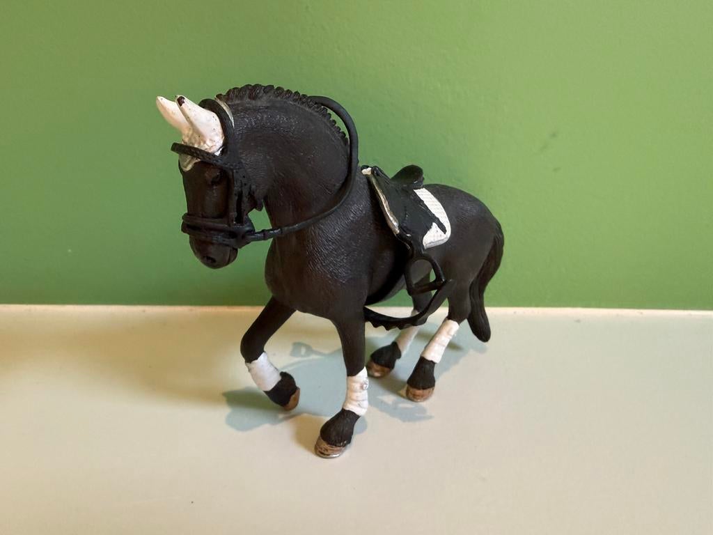 Schleich dressuur hengst (42457), Ophalen of Verzenden, Zo goed als nieuw, Paard, Beeldje of Figuurtje