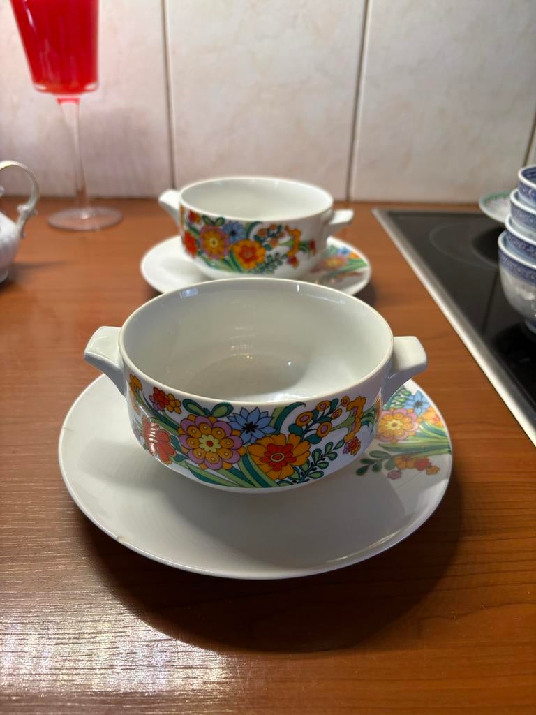 Soepkommen met schotels, bloemenpatroon, Huis en Inrichting, Keuken | Servies, Gebruikt, Keramiek, Ophalen of Verzenden, Kom(men)