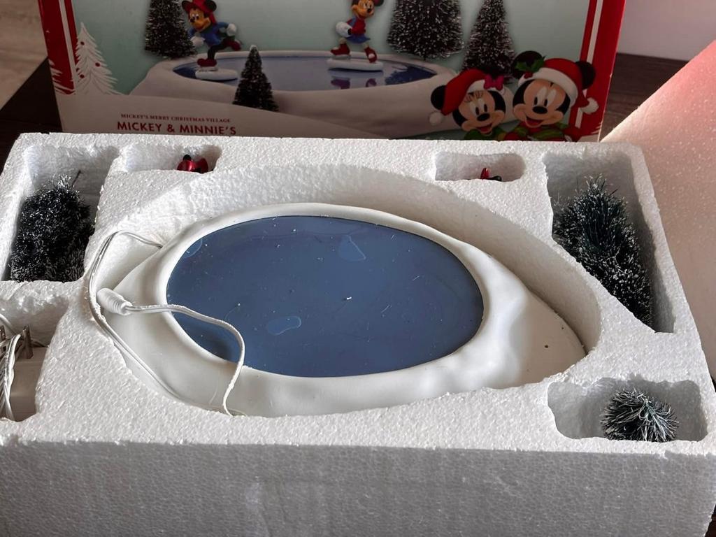 Disney department 56 kerstdorp schaatsbaan, Ophalen of Verzenden, Mickey Mouse, Zo goed als nieuw, Beeldje of Figuurtje