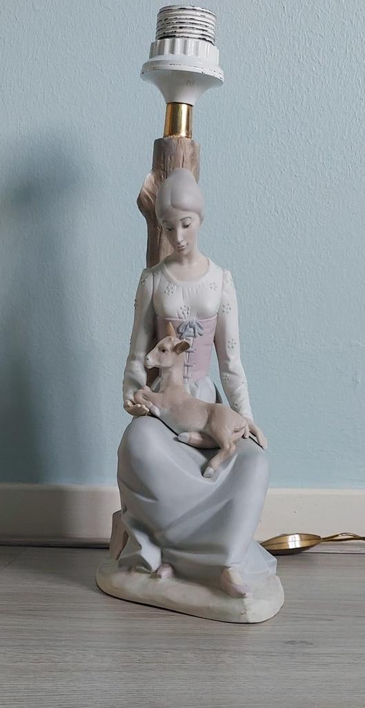 Antieke lamp met beeldje van vrouw en ree, Ophalen