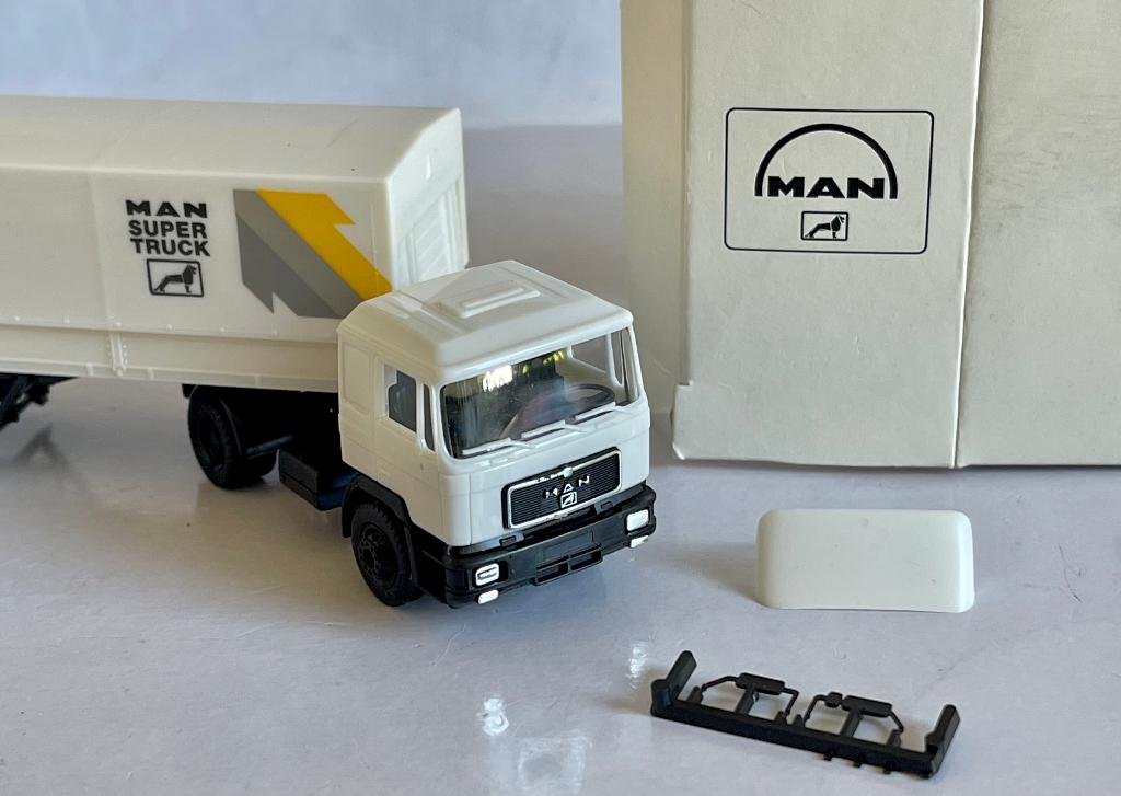 Herpa SoSe: MAN F90 met huiftrailer "MAN Super Truck", Ophalen of Verzenden, Zo goed als nieuw, Bus of Vrachtwagen, Herpa