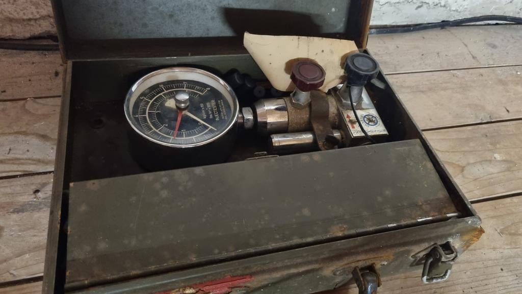 Vintage Injectester Diesel Injector Tester in Koffer, Ophalen of Verzenden, Gebruikt, Universele onderdelen