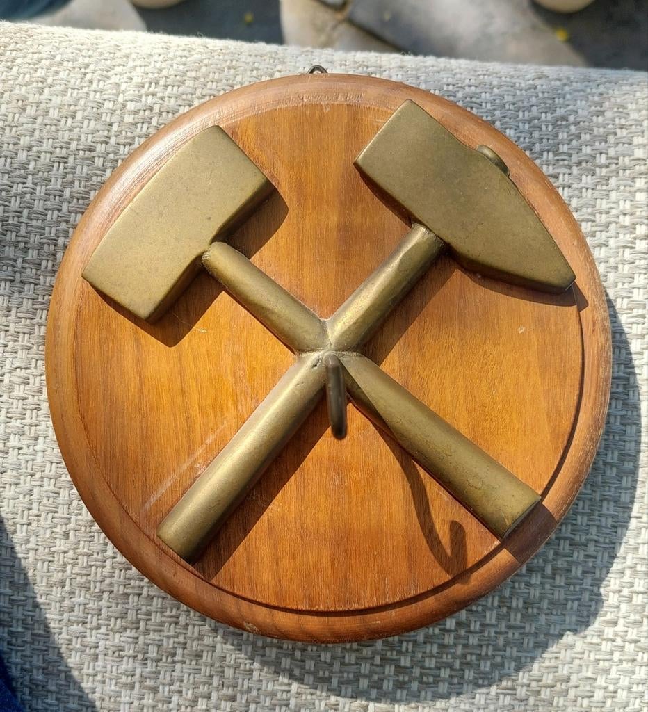 Vintage houten schildje met moker en hamer brons mijnbouw, Ophalen of Verzenden