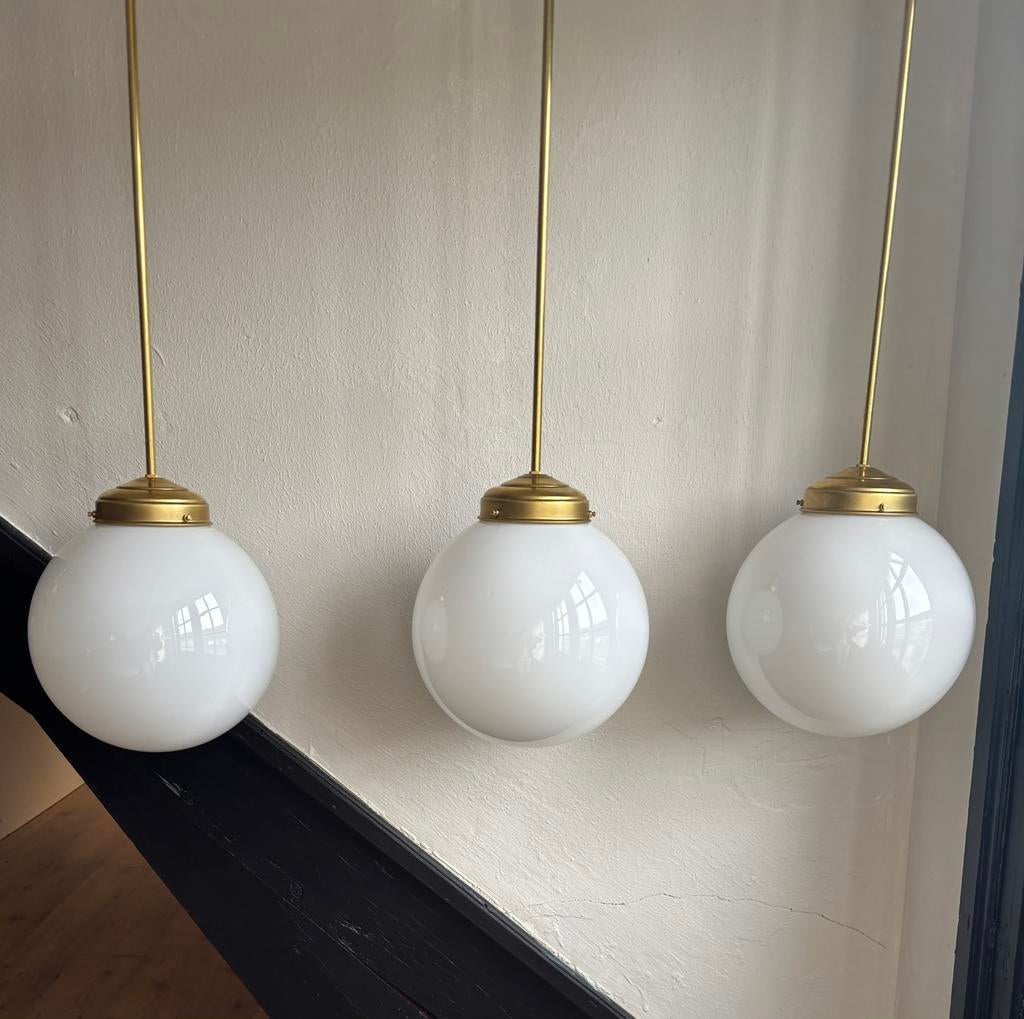 Vintage set 3 witte bollampen schoollamp globe mesing glazen, Ophalen of Verzenden, Zo goed als nieuw, Glas, 75 cm of meer